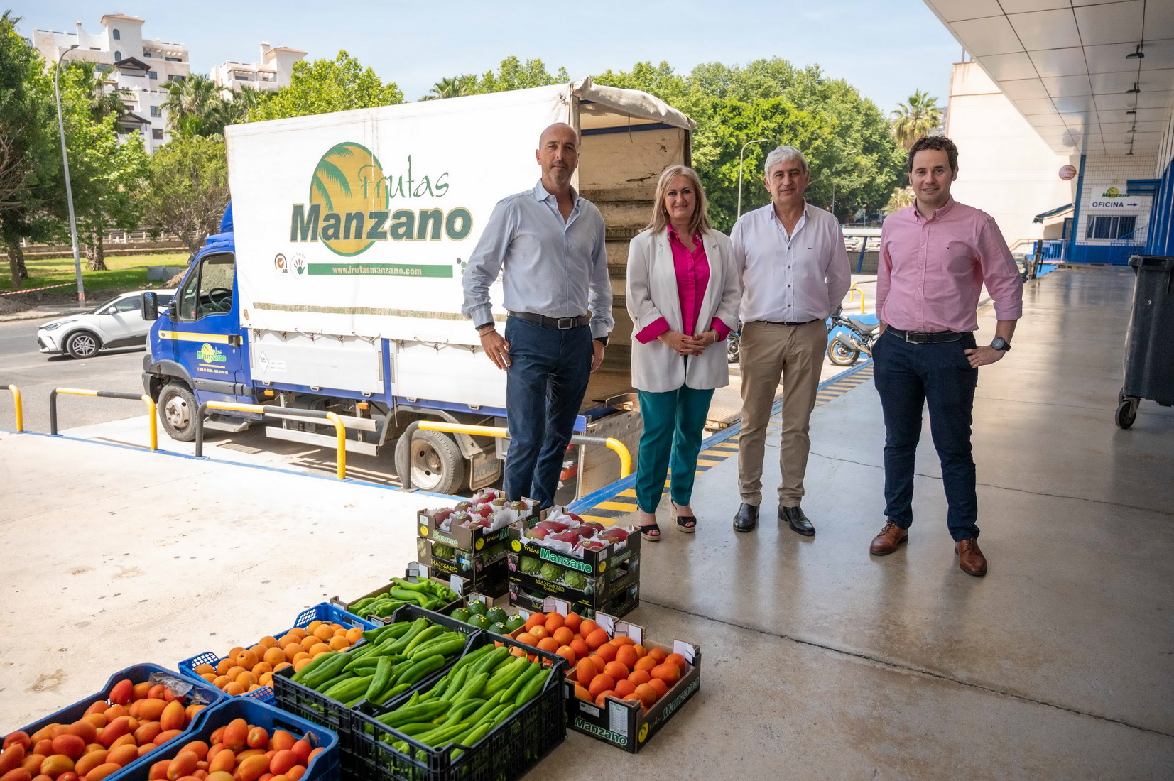 Frutas Manzano recibe a la Delegada de Agricultura en sus instalaciones de Salobrea